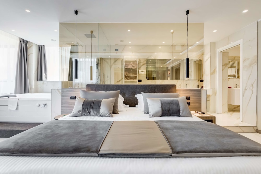 Suite, 1 King Bed, Balcony (Living Room) - Photo 4