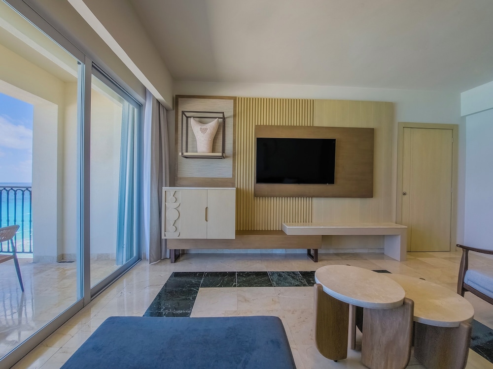 Master Suite Ocean Front thumbnail 6