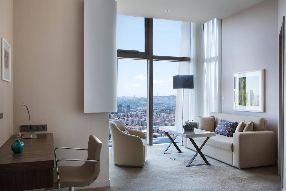 Executive Suite, 1 King Bed with Sofa bed, Corner (Lounge Access) thumbnail 6