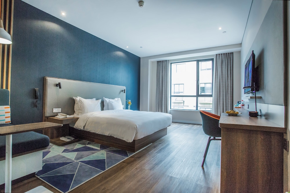 Standard Room, 1 King Bed, Garden View - Photo 4