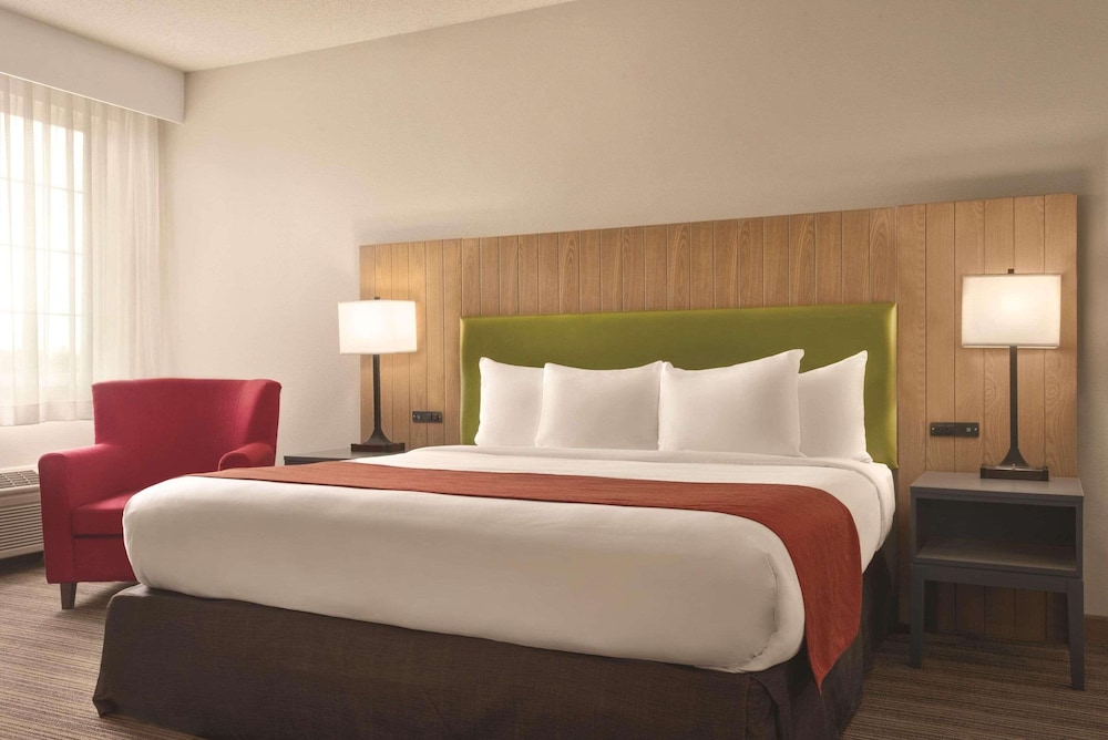 Premium Studio Suite, 1 King Bed, Non Smoking photo 3