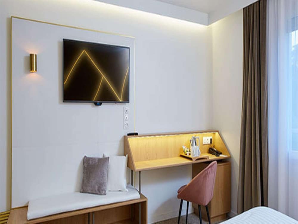 Superior Room, 1 King Bed, Non Smoking, Terrace (Larger Room) - Photo 7