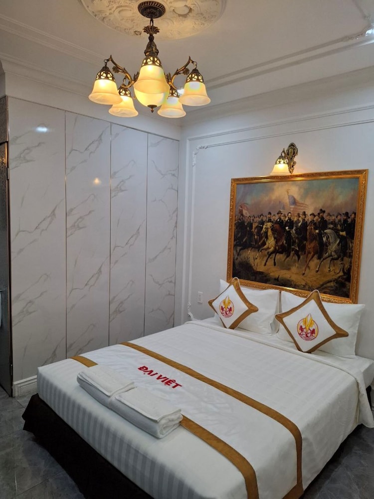 Deluxe Room, 1 Queen Bed, Housekeeping, City View