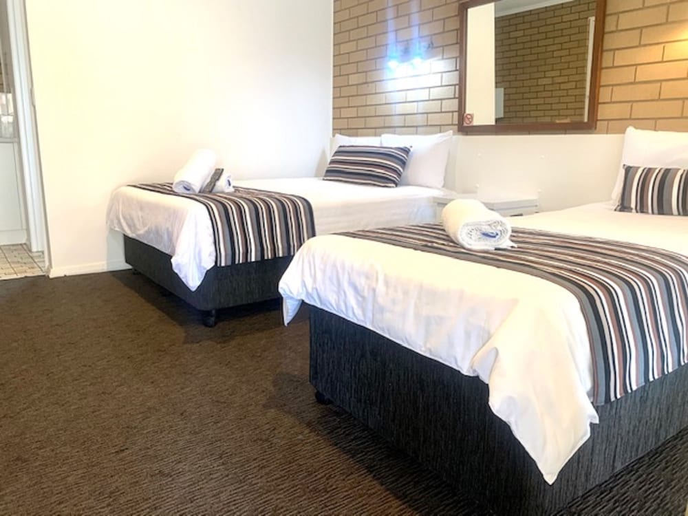 Standard Twin Room (1x Double & 1x Single) photo 3
