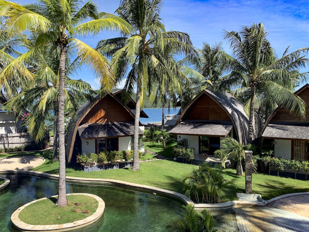 Deluxe Suite, 1 King Bed, Accessible, Pool View