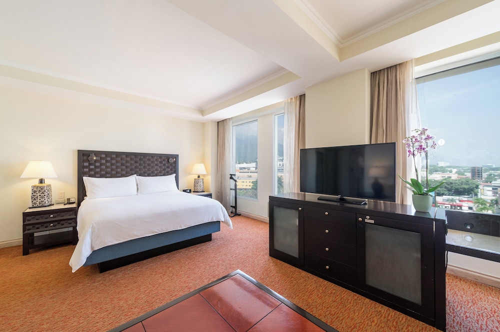 Classic Room, 1 King Bed, Club Lounge Access - Photo 6