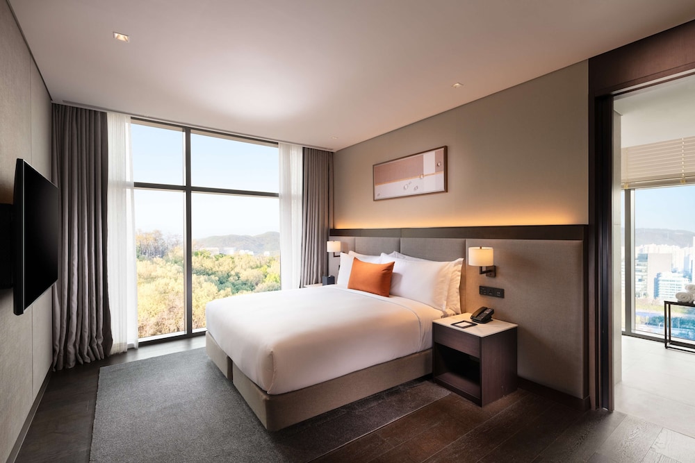 Premium Suite, 2 King Beds - Photo 1