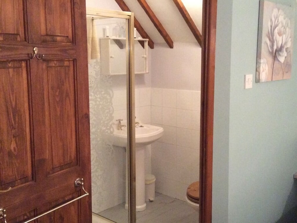 Basic Double Room, Ensuite (Small) photo 2