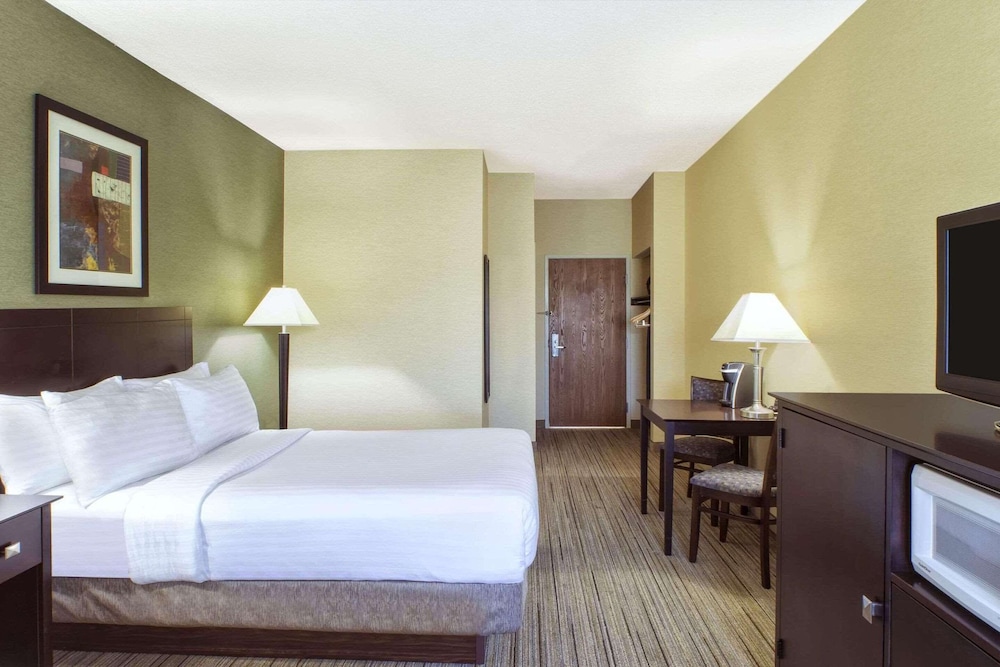 Studio Suite, 1 King Bed, Non Smoking - Photo 1
