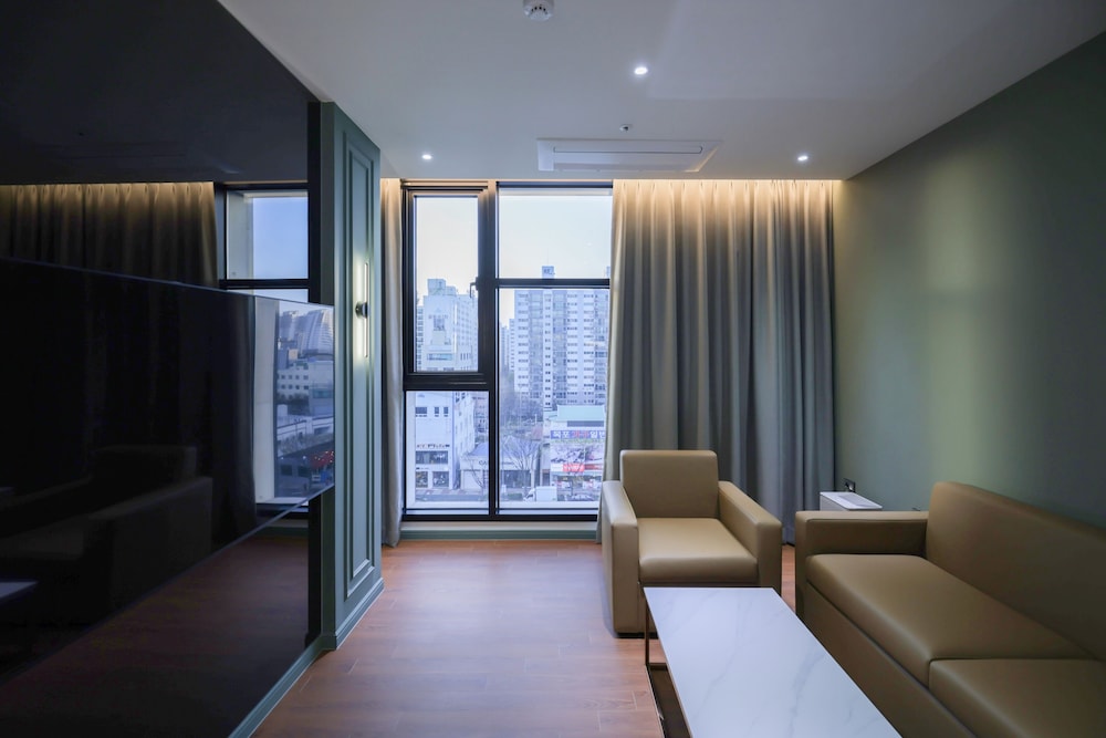 Premier Suite Twin Room - Photo 4