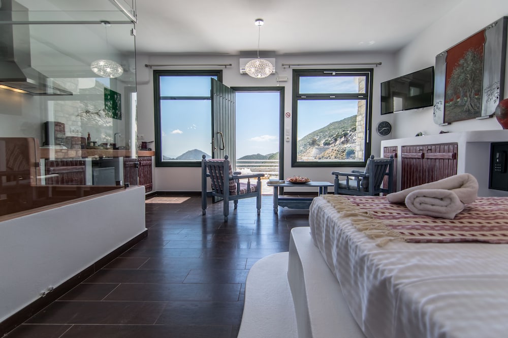 Honeymoon Suite (Ariadne & Dionysus) photo 3