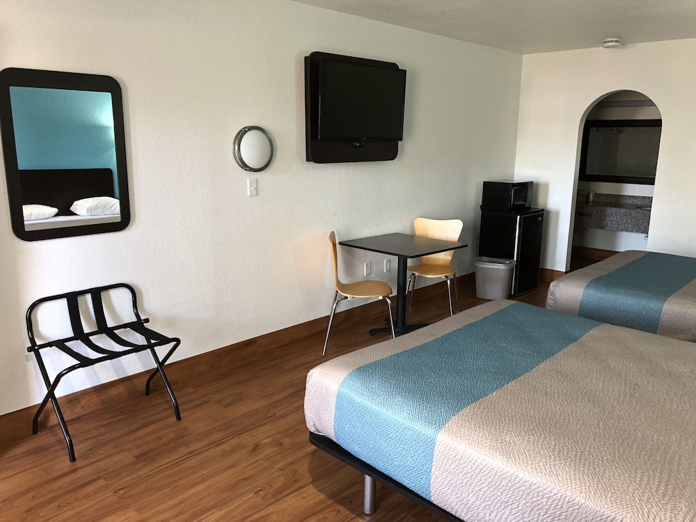 Deluxe Room, 2 Queen Beds, Smoking, Refrigerator & Microwave - Photo 7