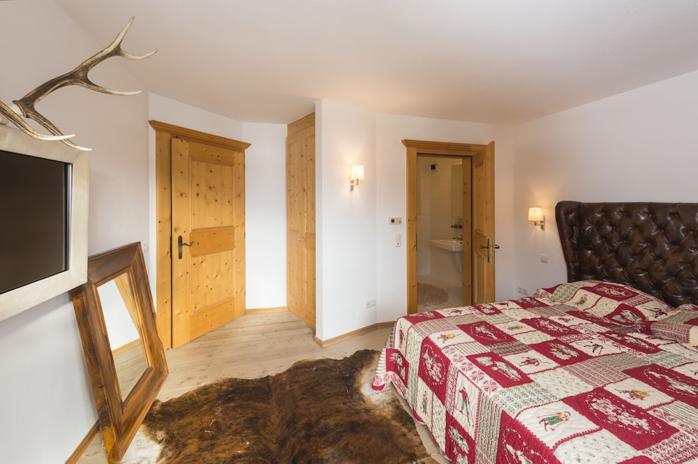 Deluxe Chalet, 5 Bedrooms, Mountain View photo 2
