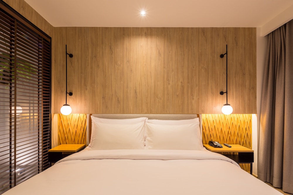 Junior Suite, 1 King Bed, Balcony, Pool View photo 3