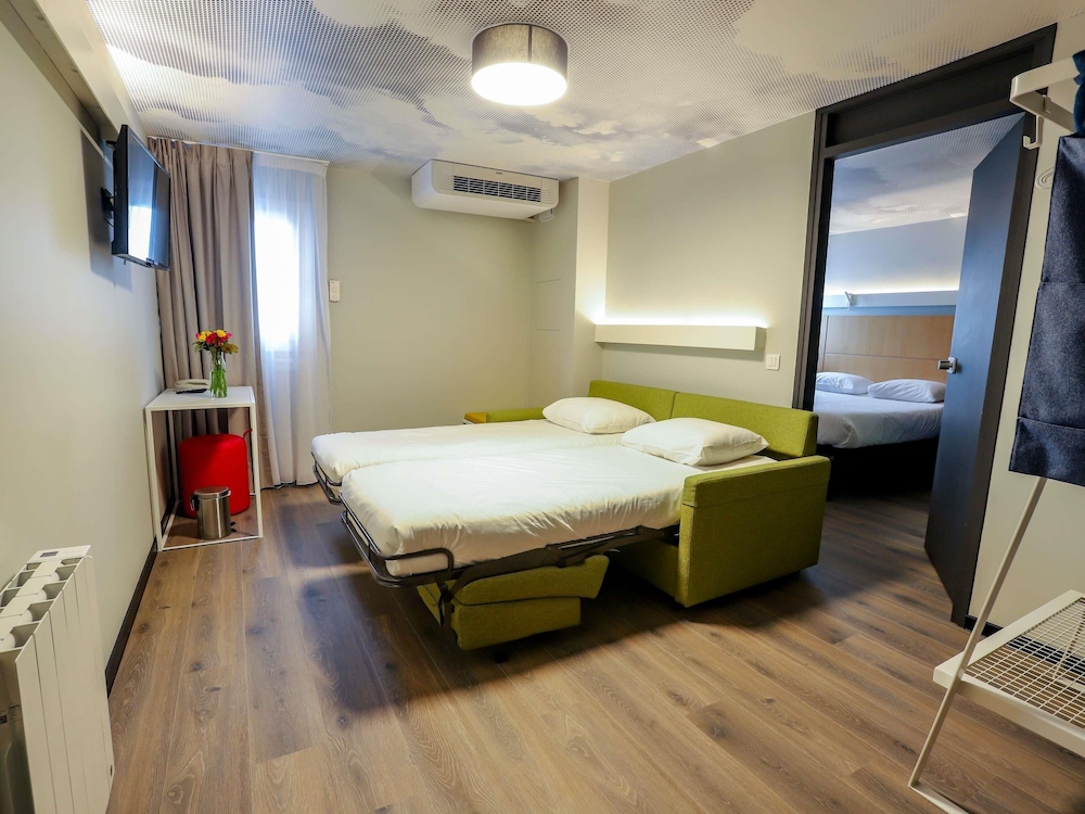 Standard Room, Multiple Beds - Photo 4
