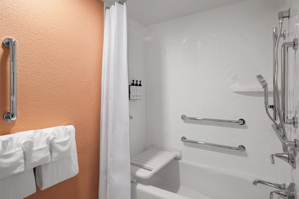 Standard Room, 1 King Bed, Accessible Bathtub, Oceanfront (Mobility) - Photo 2