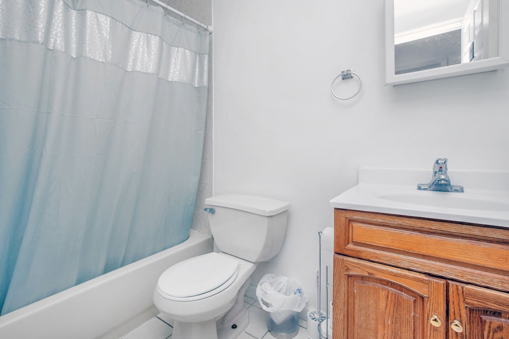 Basic Room, 1 Queen Bed, Non Smoking, Shared Bathroom photo 2