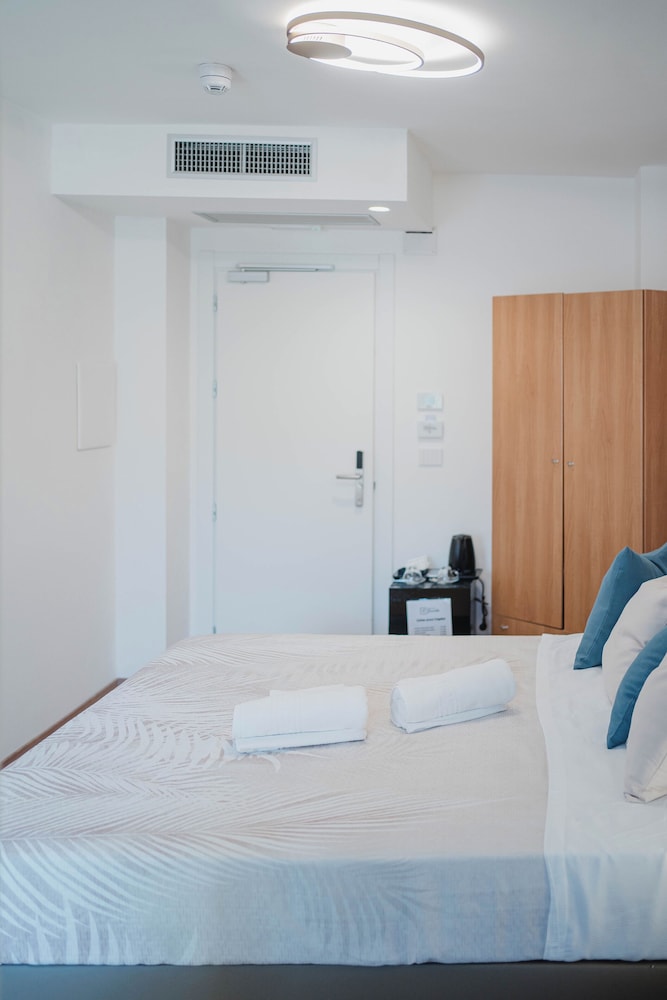 Basic Double Room, Courtyard View photo 3
