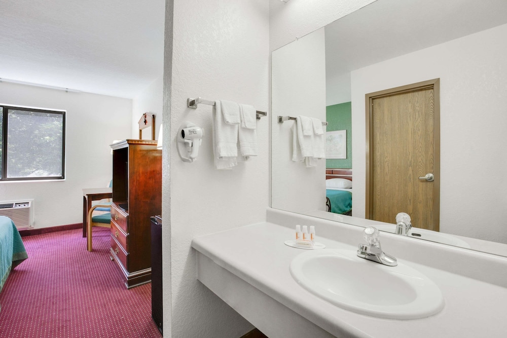 Room, 1 Queen Bed, Refrigerator photo 2
