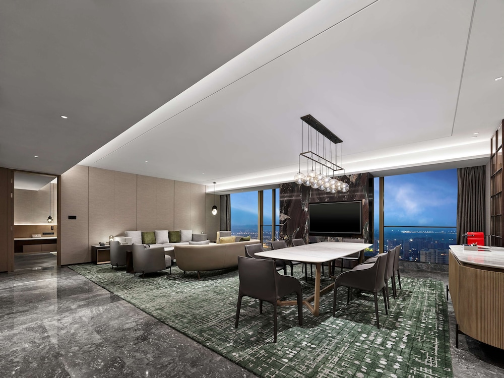 Premium Suite, 1 King Bed photo 3