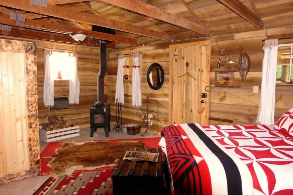 Room (Porch Cabin - Shares bath with Saddle)