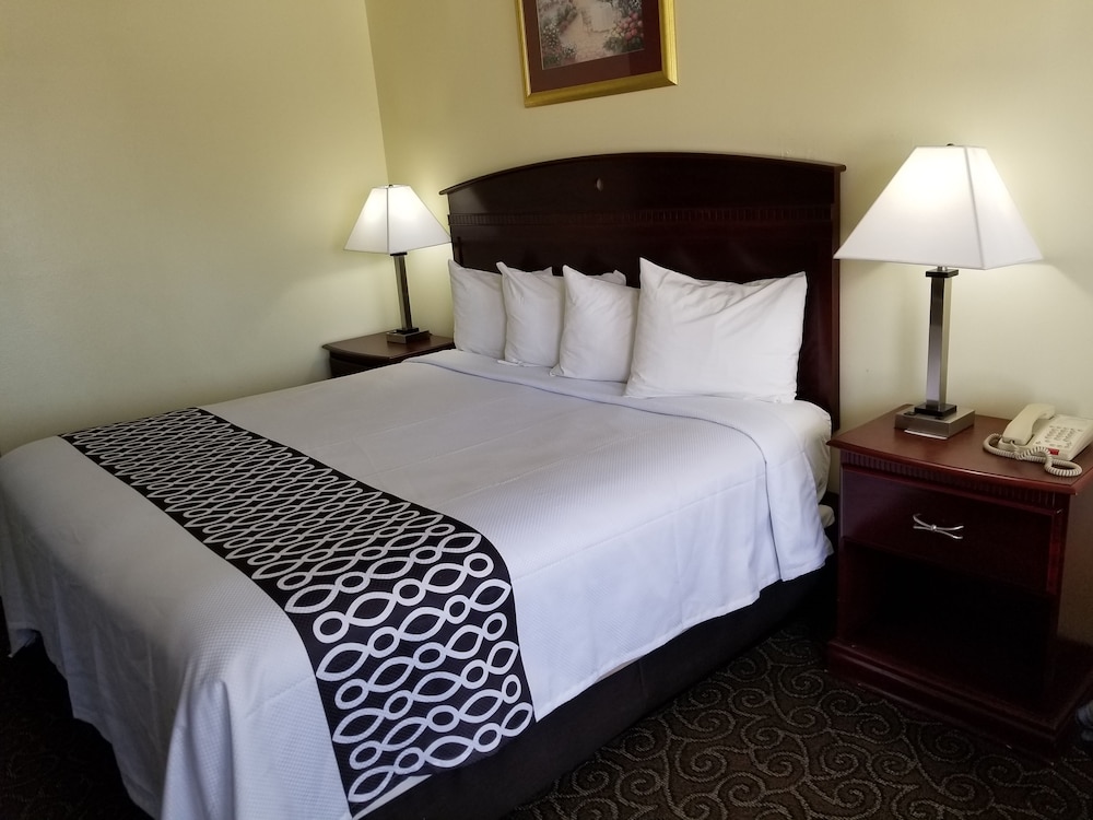 One king bed non smoking - Photo 2