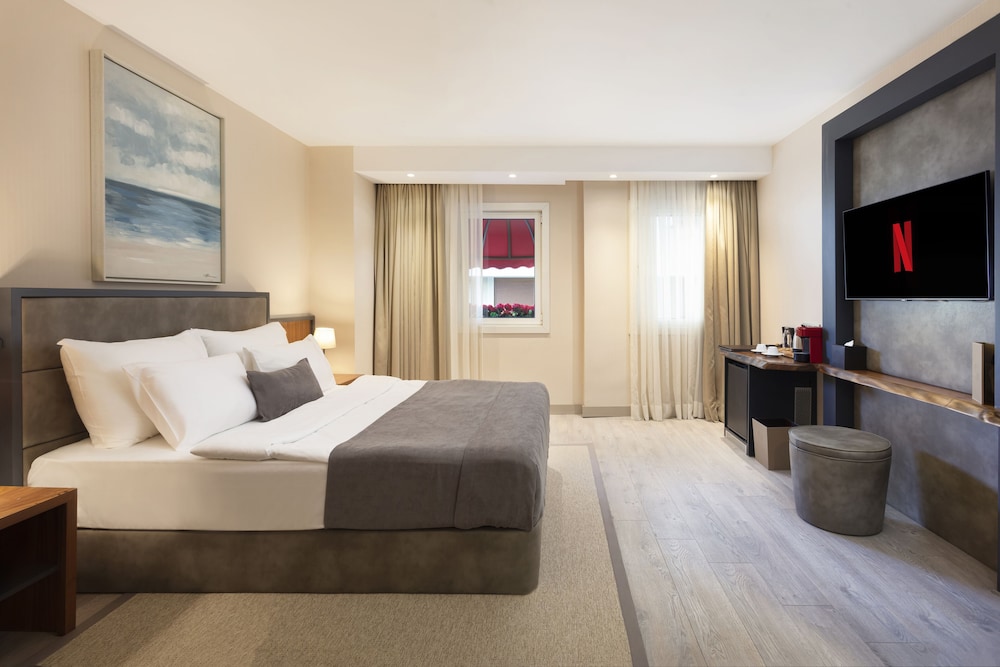 Deluxe Room, 1 Queen Bed photo 1