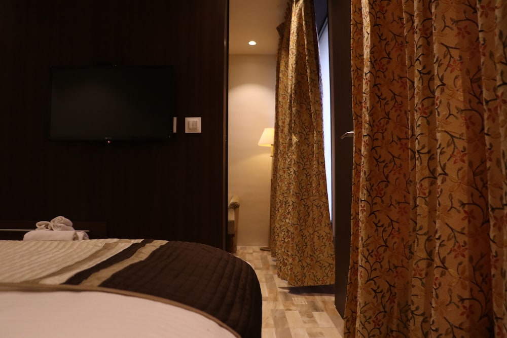 Superior Suite, 1 King Bed, City View photo 1