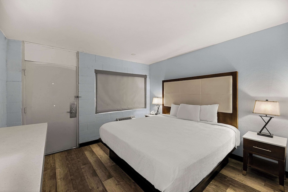 Room, 1 King Bed, Accessible, Non Smoking - Photo 4