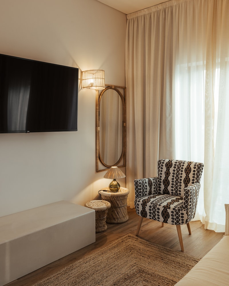 Superior Studio Suite, 1 King Bed, Pool View
