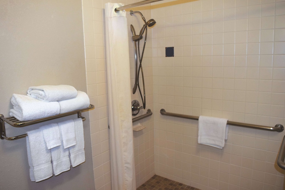Room, 1 Queen Bed, Accessible, Bathtub - Photo 1