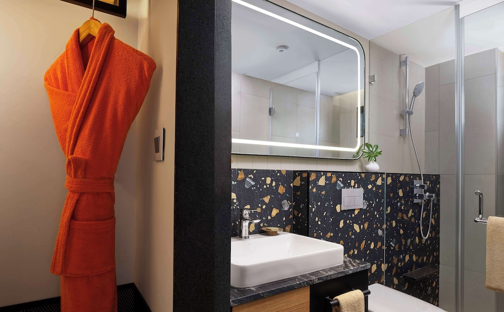 King Room with Balcony  - Complimentary Mini Bar Access photo 3