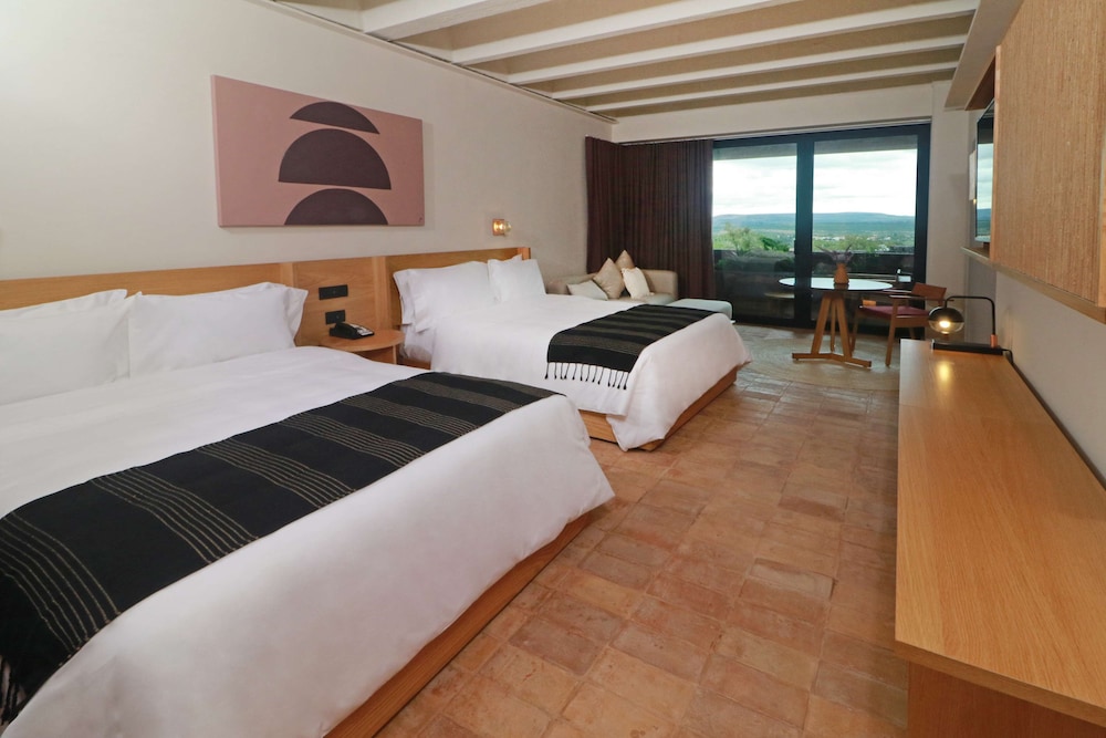 Room, 2 Queen Beds, City View - Photo 4