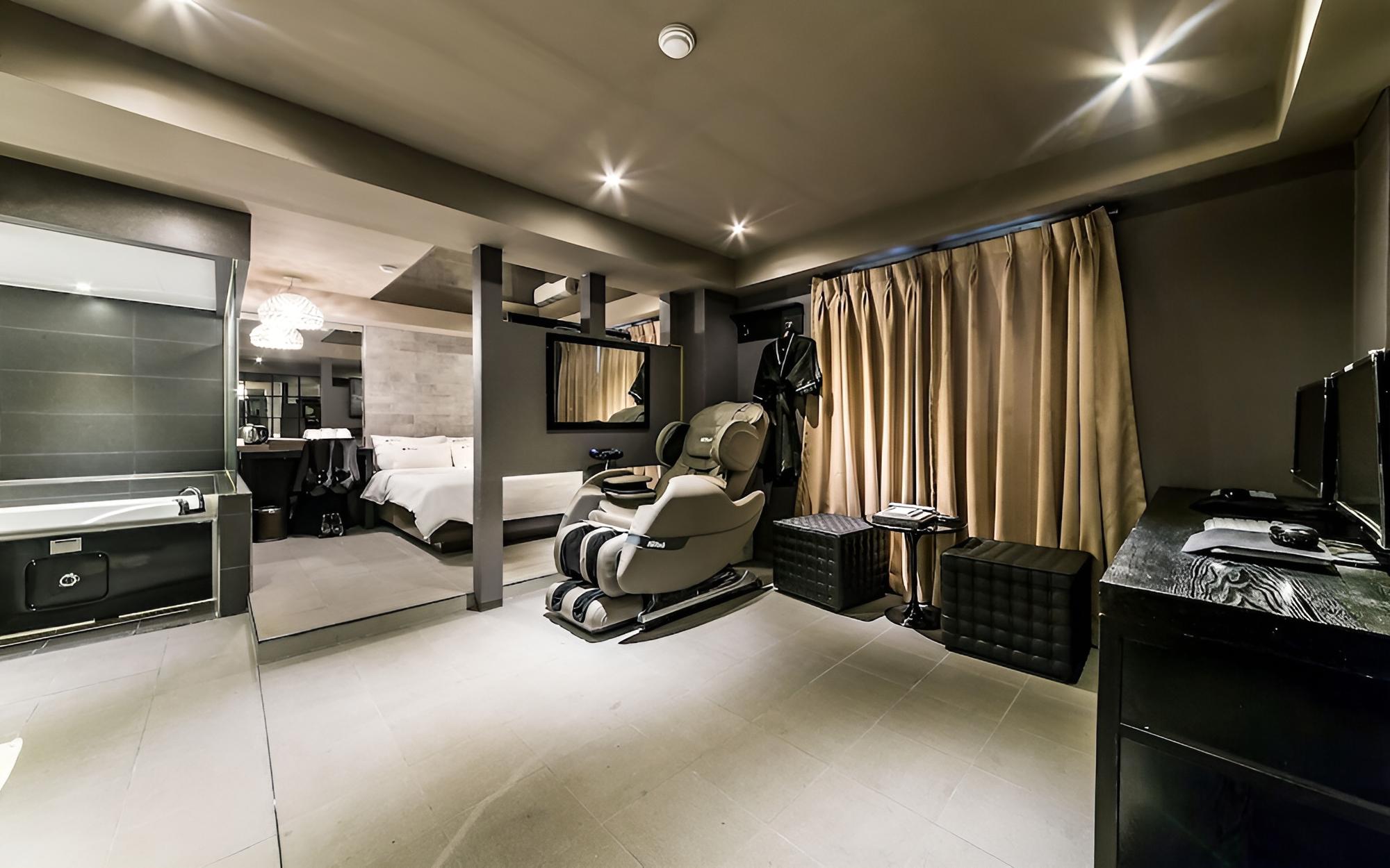 Room (Suite (Netflix available massage chai) photo 1