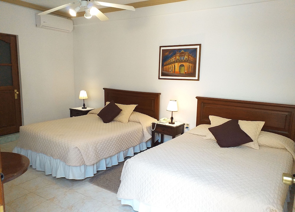 Family Double Room, 2 Queen Beds photo 3