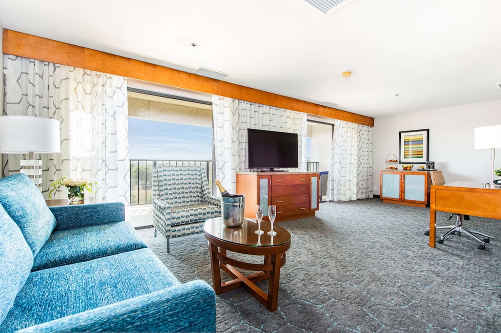 Executive Suite, 1 King Bed, Non Smoking, Balcony - Photo 2