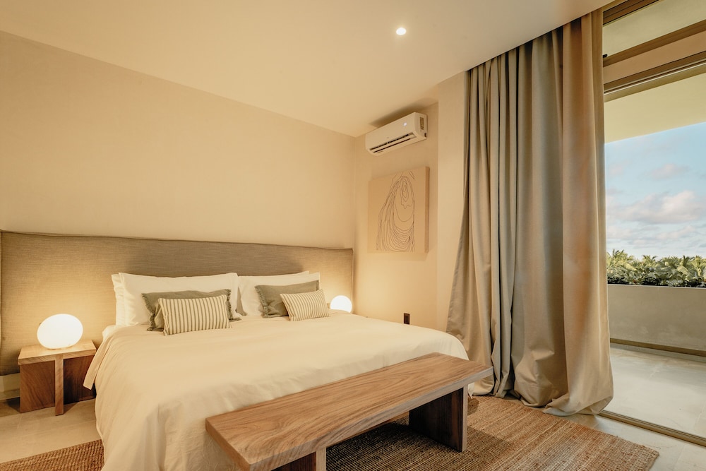Royal Apartment, 3 Bedrooms, Pool View, Sea Facing