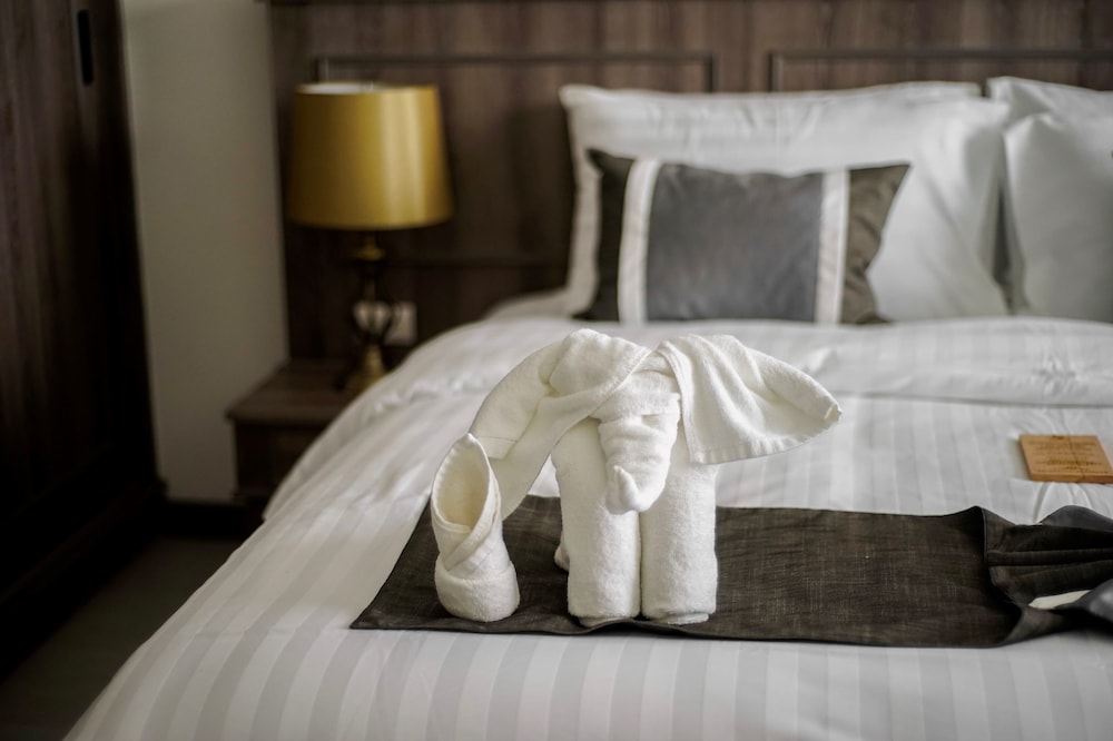 Standard Suite, 1 King Bed, Hill View photo 2