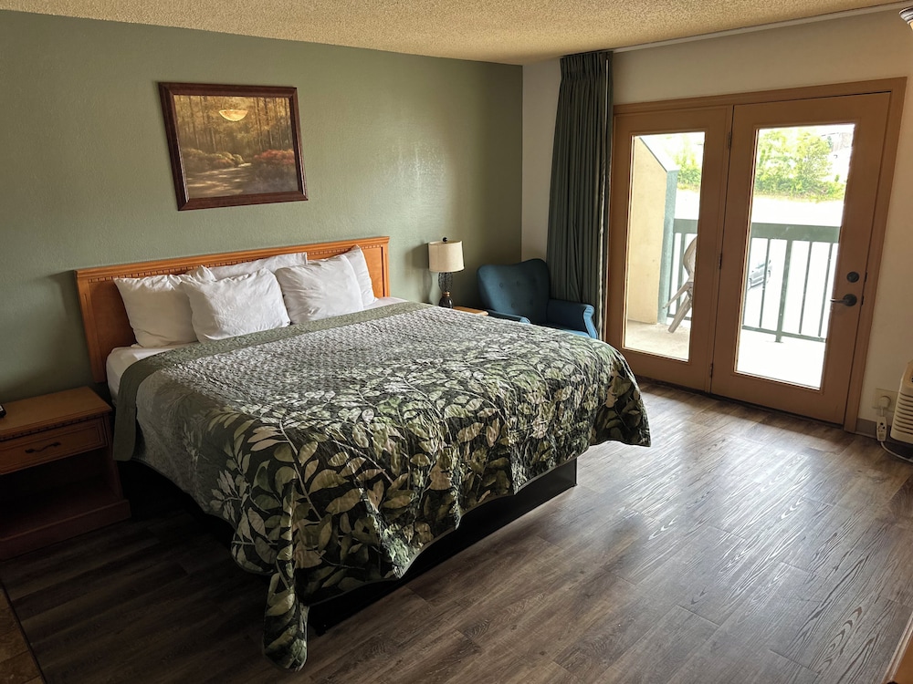 King, Jetted Spa Tub, Suite photo 3
