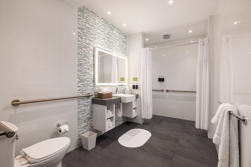 Junior Suite, 1 King Bed, Mobility Accessible, Balcony - Photo 7