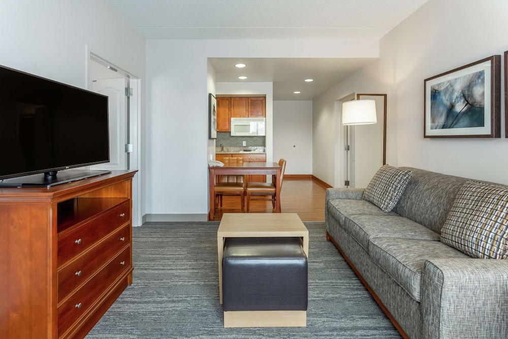 Two Bedroom Two Bathroom Suite, 1 King Bed and 2 Queen Beds - Photo 3