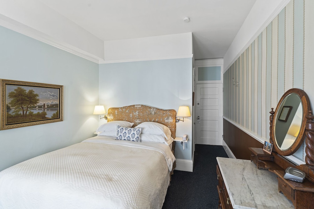 Room, 1 Queen Bed, Private Bathroom - Photo 4