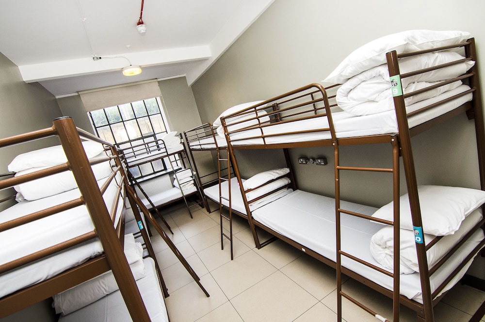 1 bed in shared, mixed room of 10 - shared barhroom photo 2