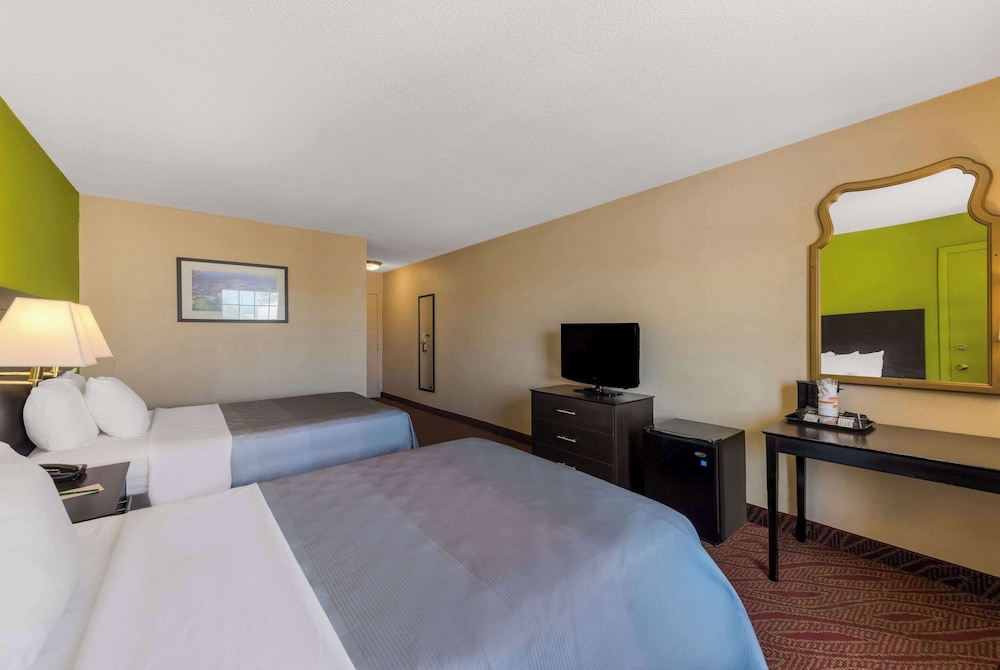 Standard Room, 2 Double Beds, Non Smoking - Photo 4