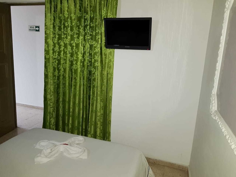 Basic Double Room Single Use, 1 Large Twin Bed, Non Smoking
