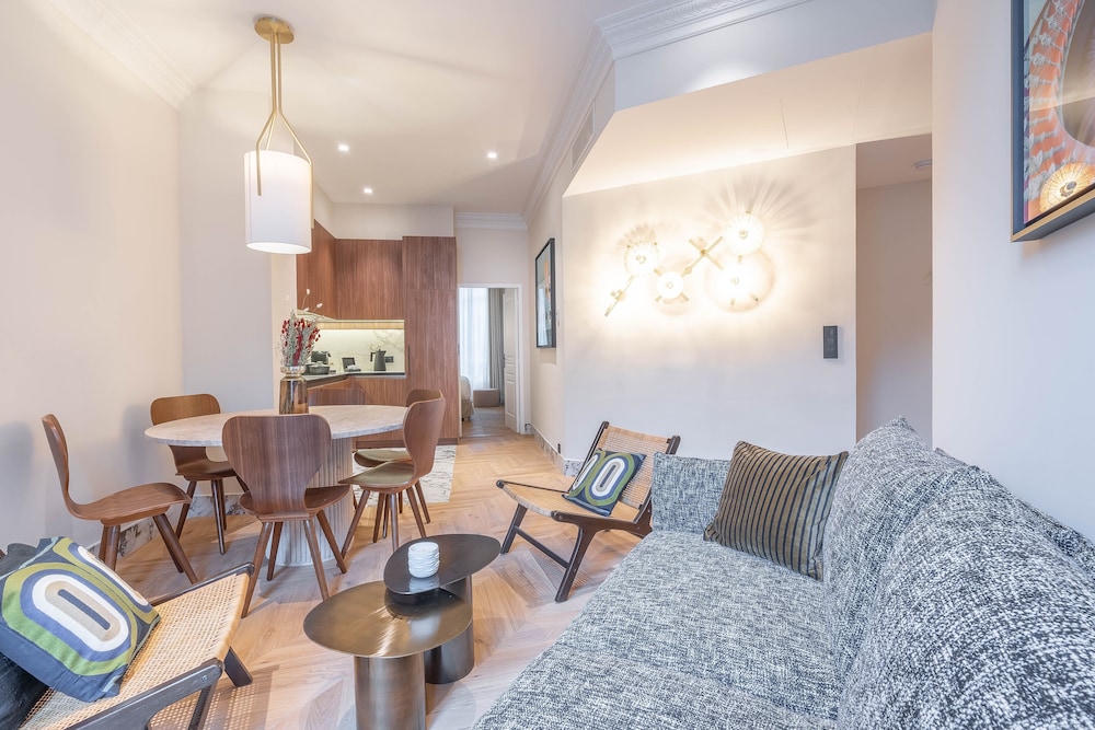 2 Bedroom Apartment with street view - 70m² photo 3