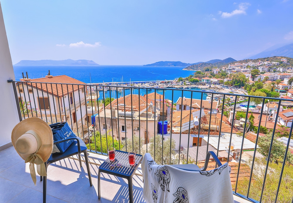Deluxe Room with Sea View and Jacuzzi - Photo 3