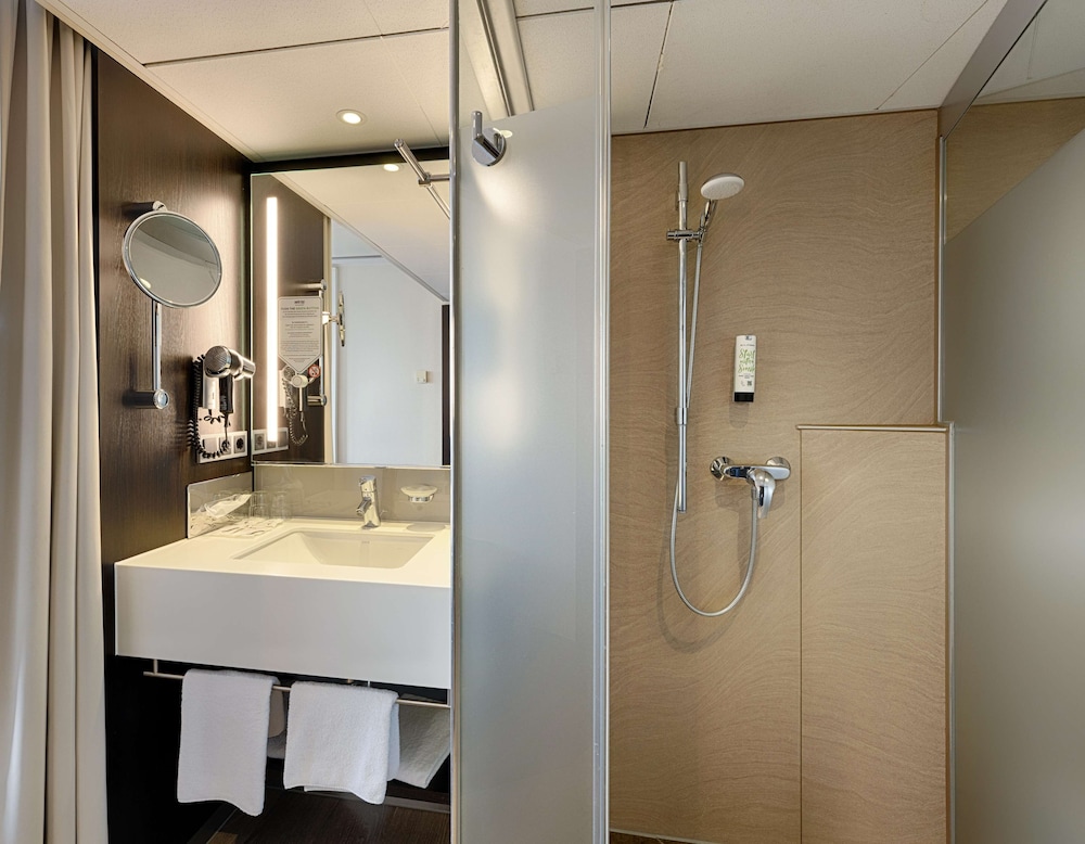 Standard Room thumbnail 5