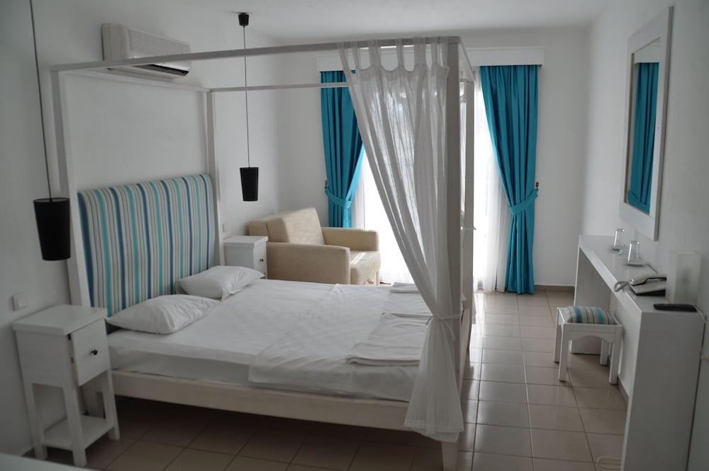Standard Room, 1 Bedroom, Pool View, Beachfront photo 3