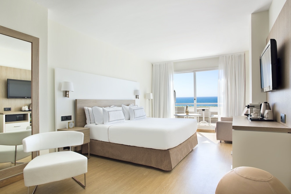 Premium Room, Sea View (2 Adults + 1 Child) - Photo 1